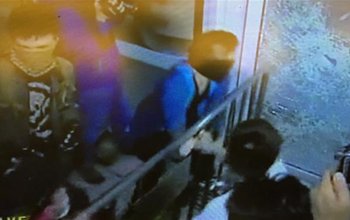 占中者蒙面打砸立法会大楼玻璃门 警方发胡椒喷雾(图)