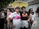 港女被指“胸部袭警”入狱 过百民众胸罩外穿抗议