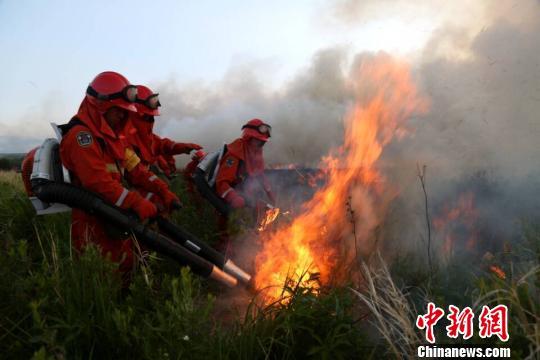蒙古国大火逼近中国边境数百名官兵正堵截火头（图）