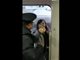 女子高铁扒门与华盛顿的地铁为我静等了6分钟：铁路部门当真无过？