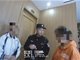 母女就餐一小时未动筷一直玩手机 餐馆老板报警