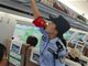 乘警给穿吊带女乘客发提示卡