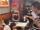 3女子带4孩多次续面双方和解 差评已删