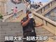 太阳下与游客互动的滕王阁景区保安火了