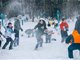 游客在黑龙江大兴安岭打起了雪仗